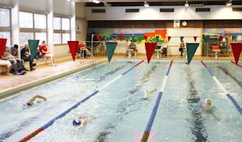 De siste svømmetakene på Langhus bad